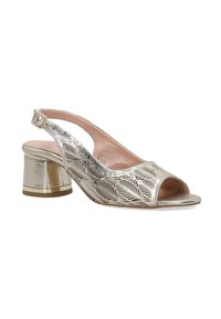 Metalické stříbrné slingback boty s otevřenou špičkou a vzorem listů. Masivní podpatek s zlatým akcentem. Měkká růžová stélka.
