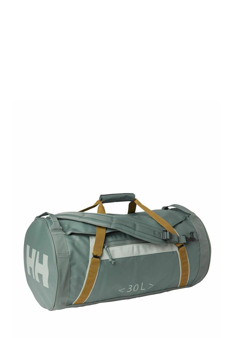 Bolsa de viaje en verde apagado, hecha de material resistente, cuenta con un compartimento central, bolsillo lateral con cremallera y correas ajustables para el hombro.