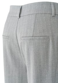 Graue maßgeschneiderte Hose aus strukturiertem Stoff, mit einem dezenten vertikalen Nadelstreifenmuster und Gesäßtaschen. Sauberer, gerader Schnitt.