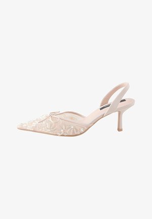 Hele roosa slingback kõrge kontsaga kitsas varbaosaga, kaunistatud litrite, helmeste ja väikese vildikaelega peal.