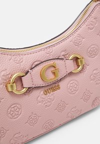Borsa a spalla in pelle rosa testurizzata con motivo a logo in rilievo, accessori in oro e un dettaglio a forma di G prominente sul davanti. Chiusura con cerniera.