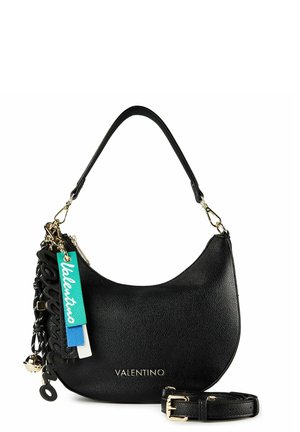 Sac à main en cuir noir Valentino de forme courbée, avec ferrures dorées, étiquettes de logo multicolores décoratives, et bandoulière détachable à côté.