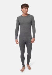 Graues Thermo-Baselayer-Set mit einem langärmeligen Oberteil mit rundem Ausschnitt und eng anliegenden Hosen mit elastischem Bund, aus strukturiertem Stoff gefertigt.