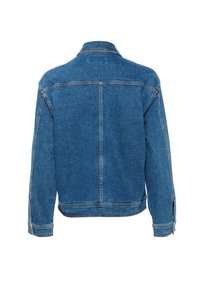 Denim jakna v modri barvi, ki se ponaša s klasičnim krojem, koničastim ovratnikom, gumbnimi zapenjanji in stranskimi razporki. Gladka tekstura s šivnimi detajli.