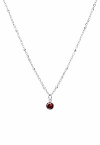 Zilveren ketting met een ovale, diep rode edelsteen hanger. De schakels van de ketting zijn gedraaid met kleine, ronde spacers.