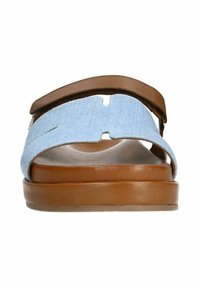 Blauwe denim bovenkant met een bruine synthetische band, open teen ontwerp en een tan platformzool. Gladde textuur met minimale stikdetails.
