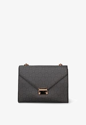 Grijze handtas met een hoekig ontwerp, voorzien van een sluiting in goudkleur en een geperst logo. Gemaakt van duurzaam materiaal, met een strakke afwerking.