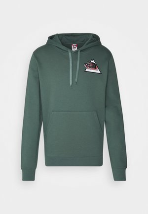Sudadera verde con un bolsillo canguro en el frente, capucha con cordón y un logotipo gráfico en un diseño triangular en el pecho. Textura suave.