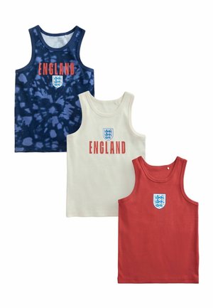 Drei ärmellose Tanktops in marineblauem Batikmuster, weiß und rot mit dem Schriftzug „England“ und einem Wappenschild mit drei Löwen auf der Brust.