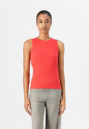 Rød ribbet tanktop med rund halsudskæring og ærmeløs design, parret med lysegrå skræddersyede bukser. Glat tekstur, tætsiddende silhuet.