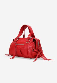 Bolso de mano de cuero rojo con dos asas, bolsillo con cremallera y acentos de flecos. Presenta herrajes de plata brillantes y una forma estructurada.