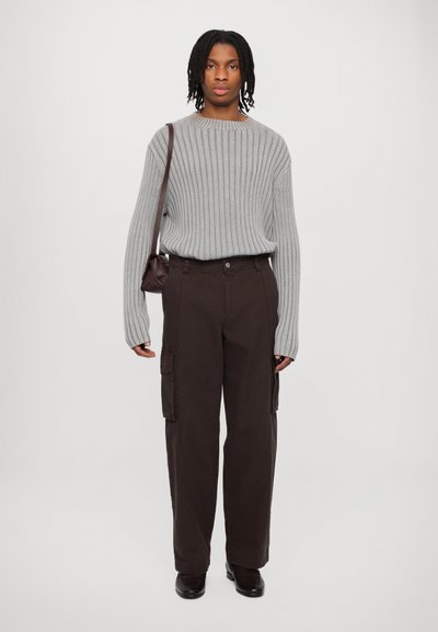 Han Kjøbenhavn CARGO TROUSERS - Kargopüksid - dark brown