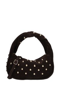 Bruine suède handtas met een gebogen ontwerp, versierd met metalen studs. Beschikt over een schouderband met een verstelbare gesp.