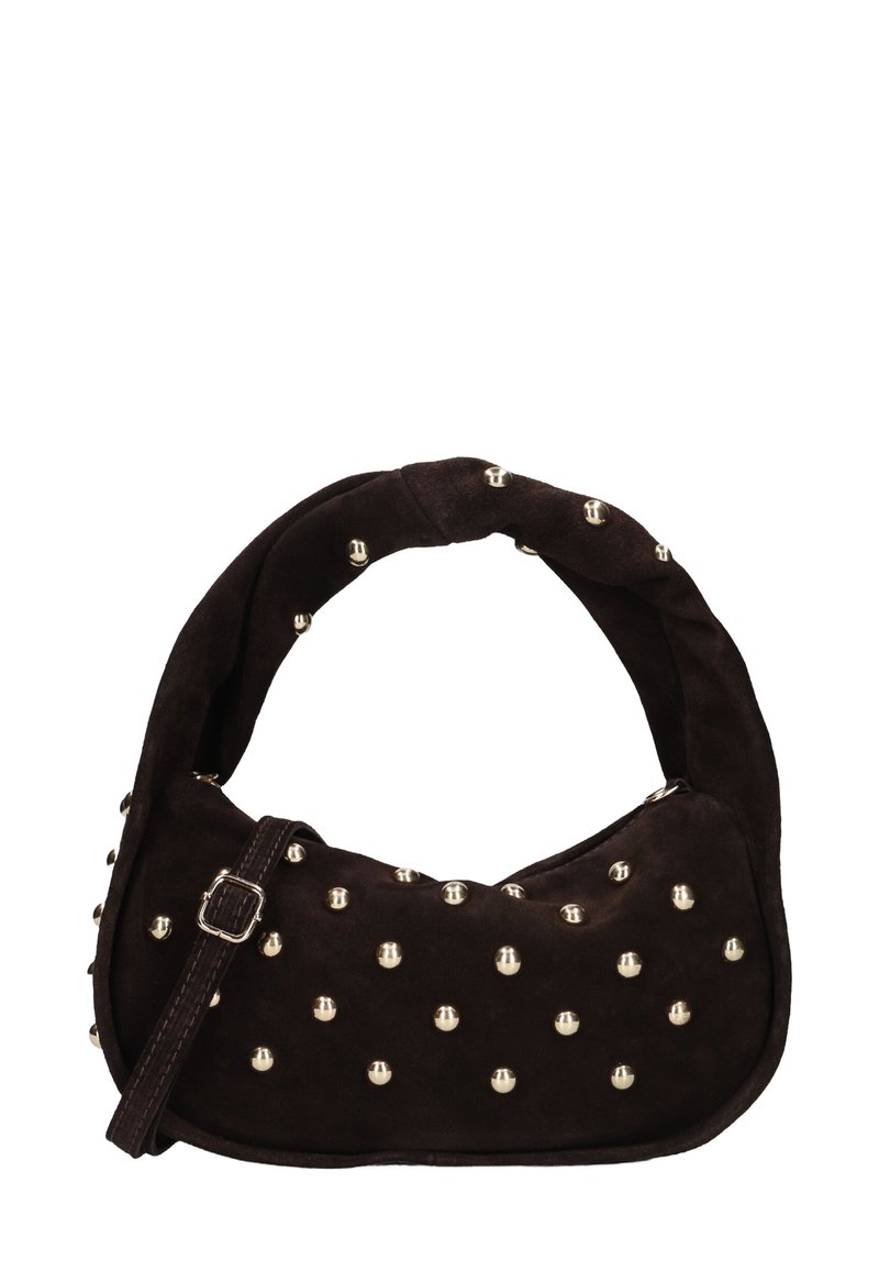 Bruine suède handtas met een gebogen ontwerp, versierd met metalen studs. Beschikt over een schouderband met een verstelbare gesp.