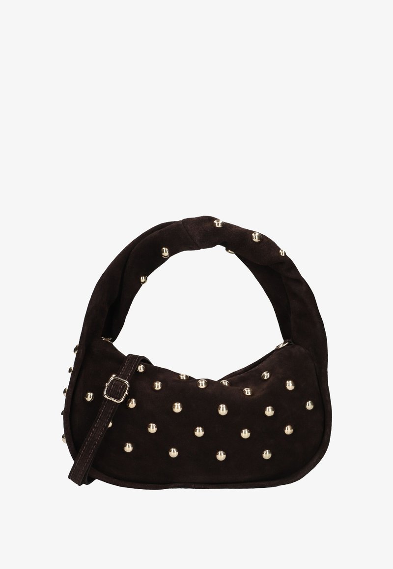 Braune Wildlederhandtasche mit geschwungenem Design, verziert mit metallischen Nieten. Verfügt über einen Schultergurt mit verstellbarem Schnallenverschluss.