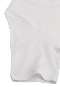 Camicia bianca a maniche corte realizzata in tessuto morbido, con una texture liscia e un collo rotondo dal taglio rilassato. Senza motivi né decorazioni.
