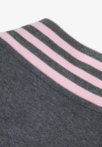 Gros plan d'un col en tissu gris avec des rayures côtelées alternées rose et gris foncé.