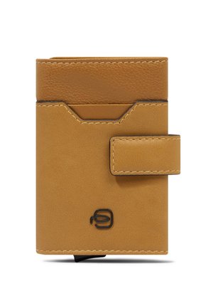 Portafoglio compatto in pelle marrone chiaro con chiusura a scatto, patta superiore testurizzata e un piccolo logo nero al centro inferiore frontale.