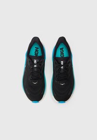 Schwarze Laufschuhe mit einem Obermaterial aus Mesh, türkisfarbenen Akzenten und weißen Sohlen. Sie verfügen über eine gepolsterte Innensohle und ein Schnürsystem zur Unterstützung.
