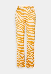 Żółto-białe spodnie w paski zebry z elastycznym pasem i szerokimi nogawkami, wykonane z lekkiego materiału.