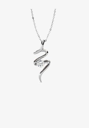 Collana con pendente in argento, dalla forma astratta e ondulata; presenta una pietra preziosa rotonda e trasparente al centro. La catena è delicata e priva di decorazioni.