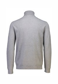 Grauer Strickpullover mit hohem Kragen, langen Ärmeln, gerippten Bündchen und glatter Textur, mit einem kleinen Logo am Saum.