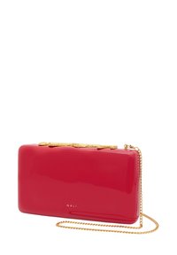 Błyszcząca czerwona prostokątna kopertówka z złotym zapięciem w kształcie węża i złotym łańcuszkiem, z logo "NALI" na przodzie.