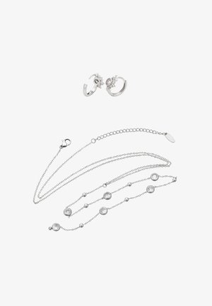 Silberne Creolen mit floralen Akzenten und klaren Steinen, kombiniert mit einer mehrreihigen Silberkette mit kreisförmigen und kugelförmigen Details.