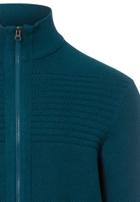 Türkisfarbener Reißverschluss-Pullover mit hohem Kragen, strukturiertem Strickdesign und glatten Stoffbereichen, mit subtilen Musterabweichungen im Brustbereich.