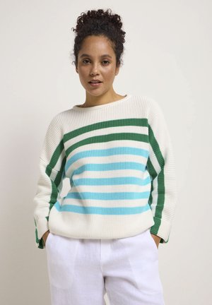 Gestreifter Strickpullover in Weiß, Grün und Blau mit weitem Rundhalsausschnitt und leicht lässigem Schnitt; verfügt über einen strukturierten Stoff und lange Ärmel.