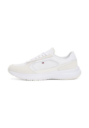 Białe niskie sneakersy z siateczkowymi bocznymi panelami, zapięciem na sznurówki, wyściełaną podeszwą i małym czerwono-biało-niebieskim logo po boku.