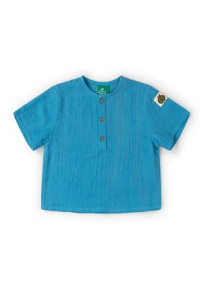 Blaues kurzärmeliges Kleinkindshirt mit rundem Ausschnitt, drei Knöpfen vorne und einem kleinen Aufnäher mit einer grünen Schildkröte am linken Ärmel.