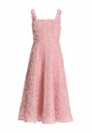 Różowa sukienka z kwadratowym dekoltem, wykonana z teksturowanej tkaniny z aplikacjami róż. Ma szerokie ramiączka i rozkloszowany krój.