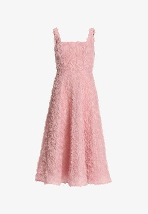 Une robe rose avec un décolleté carré, présentant un tissu texturé avec des applications de roses. Elle possède des bretelles épaisses et une silhouette évasée.