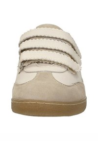 Licht beige schoen met drie getextureerde klittenbandsluitingen, suède materiaal op de neus en een rubberen zool met een afgeronde vorm.