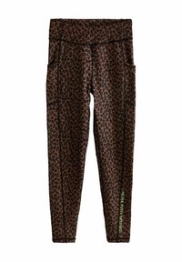 Leopardprint legging in donkerbruin en zwart met zijzakken en groene tekst die "NOOIT VOLLEDIG GEKLEED" zegt. Rekbare stof, nauwsluitend ontwerp.