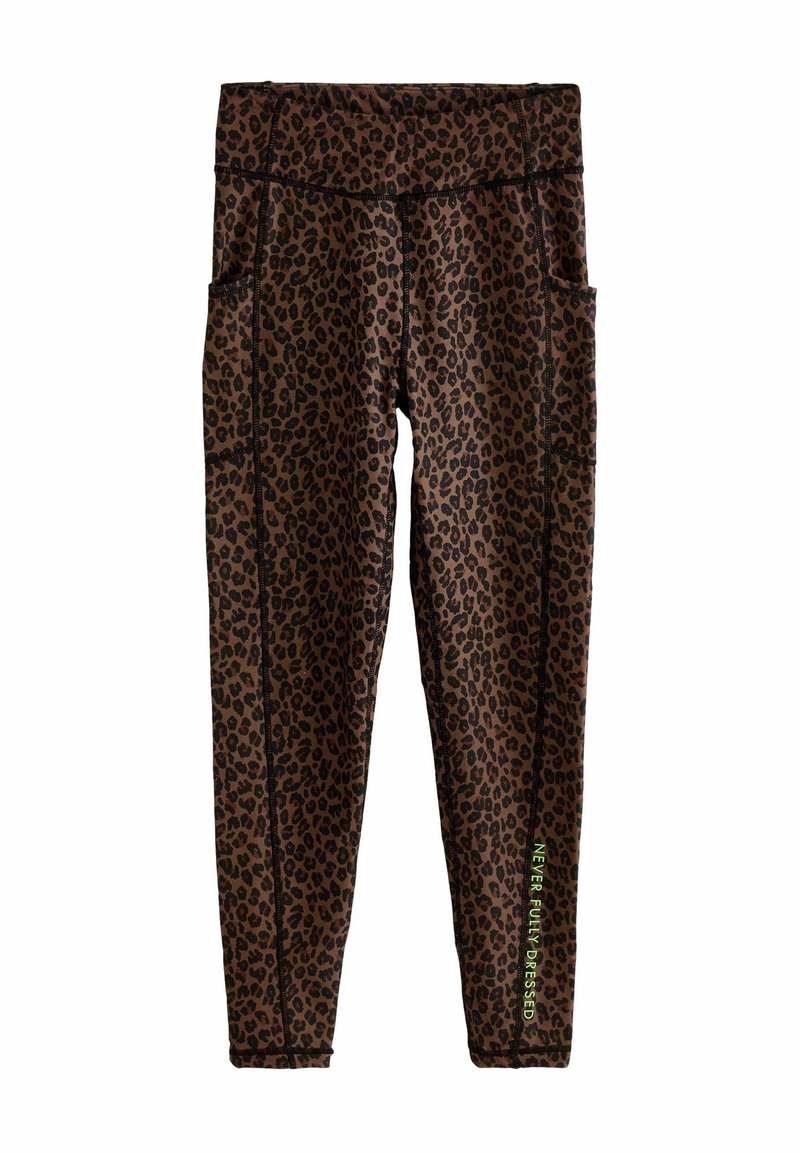 Leopardprint legging in donkerbruin en zwart met zijzakken en groene tekst die "NOOIT VOLLEDIG GEKLEED" zegt. Rekbare stof, nauwsluitend ontwerp.
