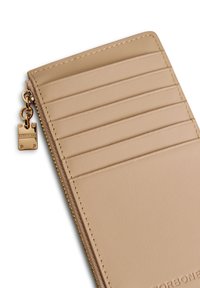 Portafoglio in pelle beige con sei scomparti per carte, zip dorata con dettaglio a ciondolo, texture liscia e logo impresso sul davanti.