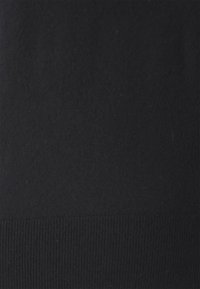 Maglione nero realizzato in un morbido tessuto, con orlo a coste e superficie liscia su tutto il corpo, creando un design minimalista.