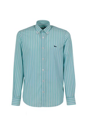 Lichtblauw button-up shirt met verticale strepen in wit en pastelkleuren; heeft een puntige kraag en een klein donker logo op de borst.