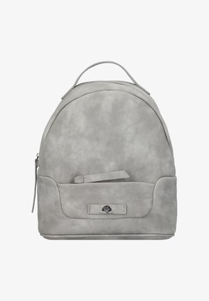 Sac à dos en cuir gris avec une forme arrondie, texture lisse, poignée supérieure, poche zippée à l'avant et un petit logo en relief.