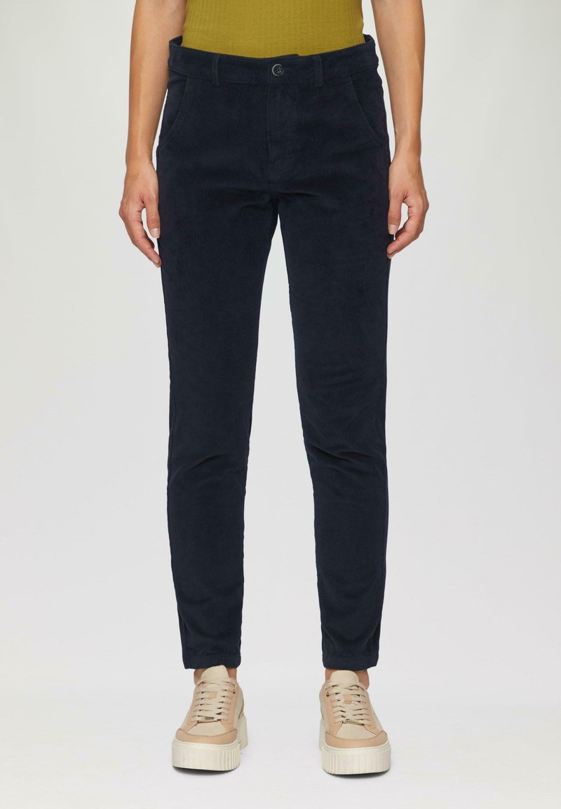 Navy corduroy broek met een slim fit, met voorzakken en een knoopsluiting, gecombineerd met beige sneakers.