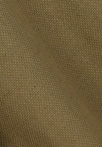 Tissu texturé dans une teinte vert olive atténuée, avec un motif en diamant pour plus de profondeur et d'intérêt. Matériau doux et tissé.