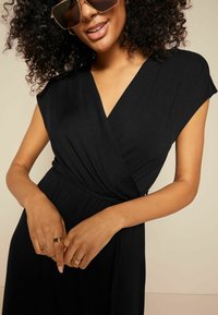 Friends Like These SHORT SLEEVE WRAP V NECK WAIST - Rochie din jerseu - black