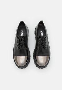 Koi Footwear SHELOB MENS METAL TOE LACE UP SHOES - Sapatos de atacadores - black