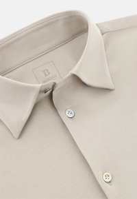 Beige Hemd zum Knöpfen mit strukturiertem Kragen, aus glattem Stoff, mit zwei weißen Knöpfen und einem Etikett mit der Aufschrift "B BOGGI."