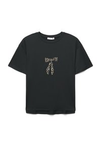 T-shirt nera a maniche corte realizzata in morbido tessuto, con un design a fiocco leopardato sul petto, dalla vestibilità rilassata e colletto tondo.