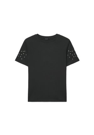 T-shirt nero a maniche corte con scollo rotondo, decorata con piccoli borchiette argentate sparse su entrambe le maniche.
