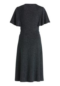 Černé šaty s rozšířenou sukní, krátkými zvlněnými rukávy a přiléhavým korzetem. Vyrobené z texturované látky s jemným leskem.