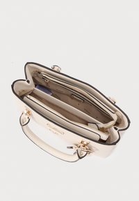 Valge sünteetiline käekott kuldsete detailidega, mis on kujundatud struktureeritult, sisaldab kahte lukuga taskut ning sileda ja tekstuurse viimistlusega.